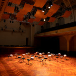 Salle avec installation de tambours et tabourets pour le Festival Archipel 1er avril 2023