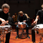 Percussionnistes entrain de jouer sur un tambour avec un feutre noir durant le Festival Archipel du 1er avril 2023