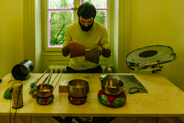 percussionniste-rin-japonais-doré-pot Percussionniste jouant avec des pots pour House Music 2021