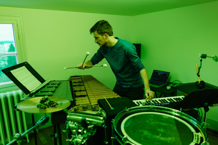 louis-delignon-xylophone-clavier-caisse-claire Louis Delignon jouant des xylophones, clavier et caisse claire