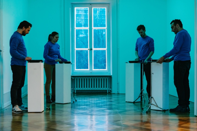percussionniste-villa-bernasconi-house-music-2021 4 percussionnistes jouant à la Villa Bernasconi pour House Music 2021